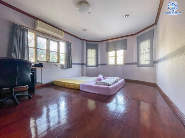 *****บ้านเดี่ยวมือสองย่านกรุงเทพฯ ม.ชวนชื่น ลาดพร้าว-รามอินทรา (ซ.สุคนธ์สวัสดิ์34) เนื้อที่กว้างขวางกว่า 87 ตร.ว. หลังใหญ่พร้อมอยู่  มีเฟอร์นิเจอร์บิ้วอินท์ทั้งหลัง! กับสุดยอดทำเล ใจกลางห้างฯ ชั้นนำฟังก์ชัน 5 ห้องนอน 3 ห้องน้ำ ที่จอดรถ 3 คัน บนทำเลแห่งการเดินทาง ใกล้ทางด่วน "ฉลองรัช"